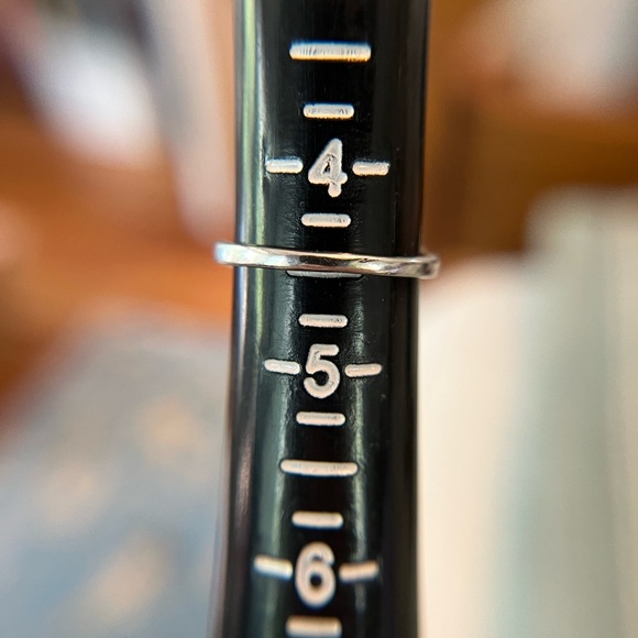 Bypass Oval 10K White Gold Ring with Accent Diamonds, size 4.5 - Picture 14 of 14